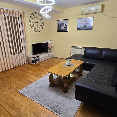 Family Apartment-Dilorena บาร์ ภายนอก รูปภาพ