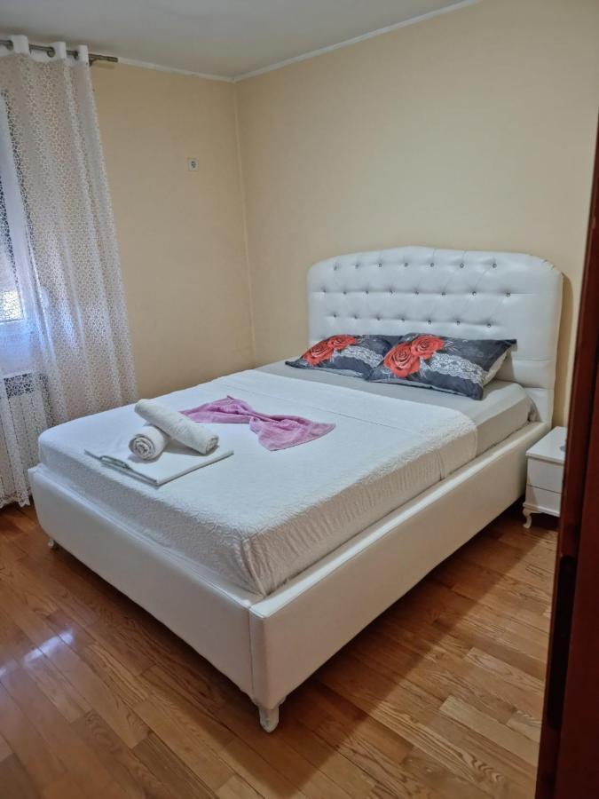 Family Apartment-Dilorena บาร์ ภายนอก รูปภาพ