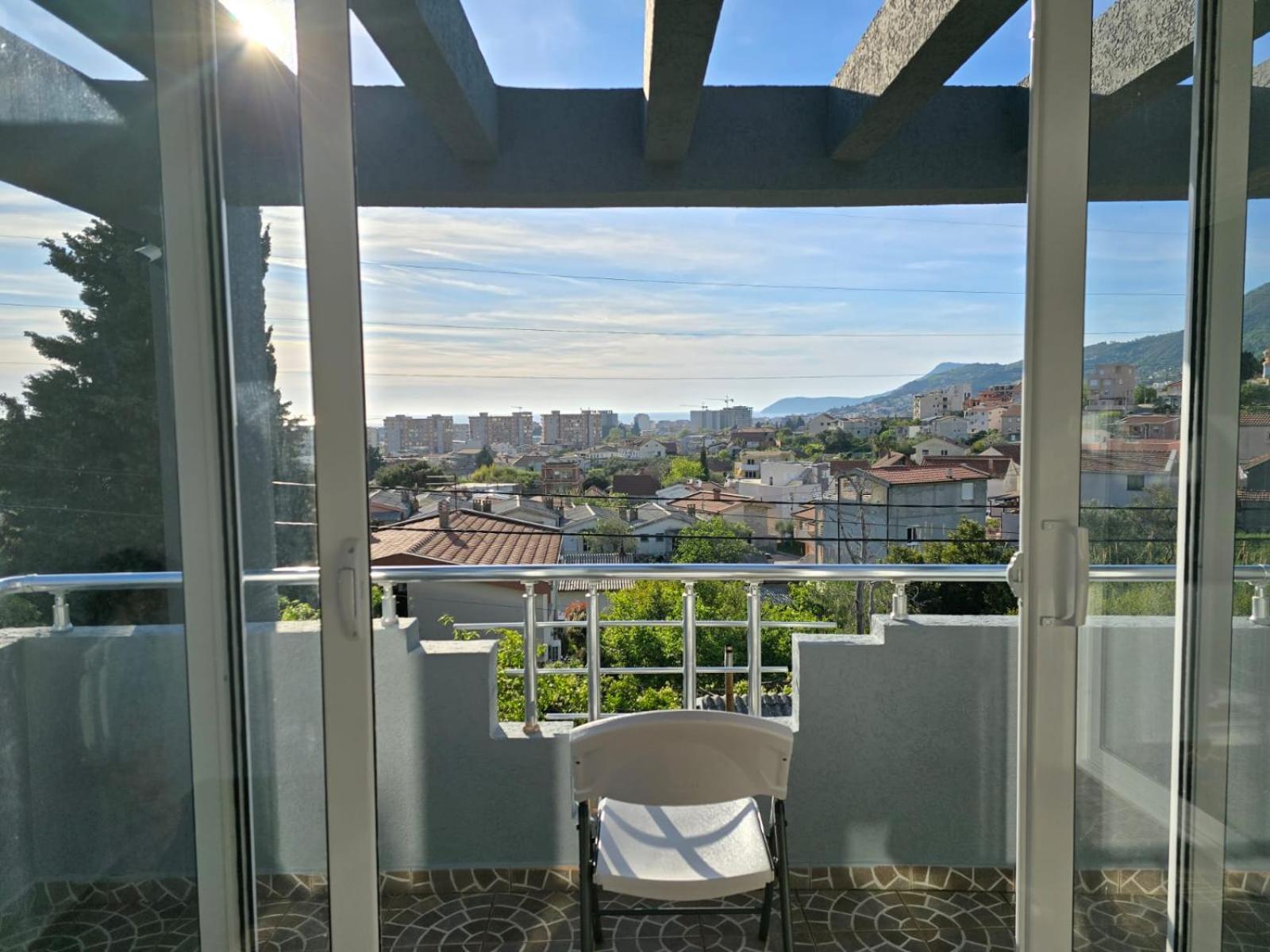Family Apartment-Dilorena บาร์ ภายนอก รูปภาพ