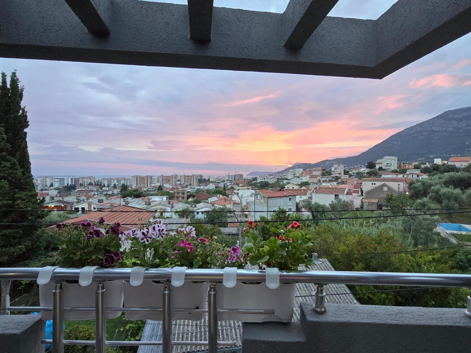 Family Apartment-Dilorena บาร์ ภายนอก รูปภาพ